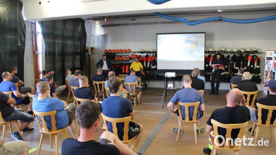Was tun, wenn der Getreideacker brennt? Die Feuerwehr Freudenberg-Wutschdorf übte, wie man die Flammen bei Vegetationsbränden bekämpft. Bild: gri