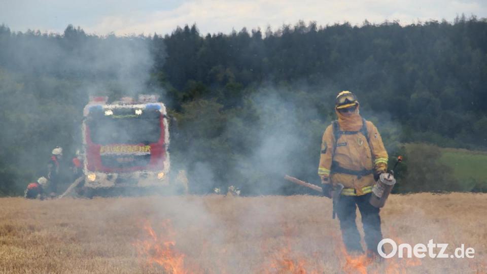 Was tun, wenn der Getreideacker brennt? Die Feuerwehr Freudenberg-Wutschdorf übte, wie man die Flammen bei Vegetationsbränden bekämpft. Bild: gri