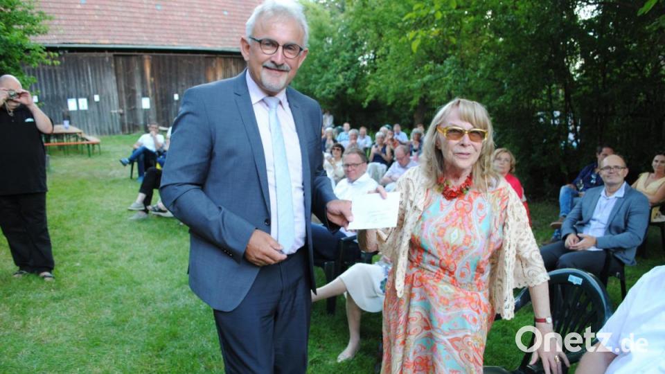 Ein weiterer Zuschuss von der Gemeinde Püchersreuth, überreicht durch Bürgermeister Rudolf Schopper Bild: gge