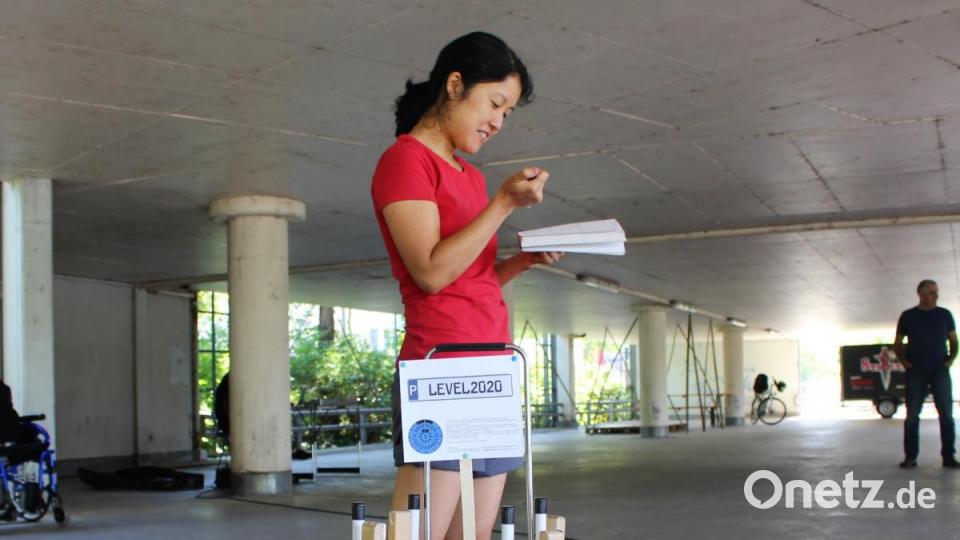 Erika Wakayama macht sich Gedanken über ein soziales Experiment. Bild: Williamson, Dagmar