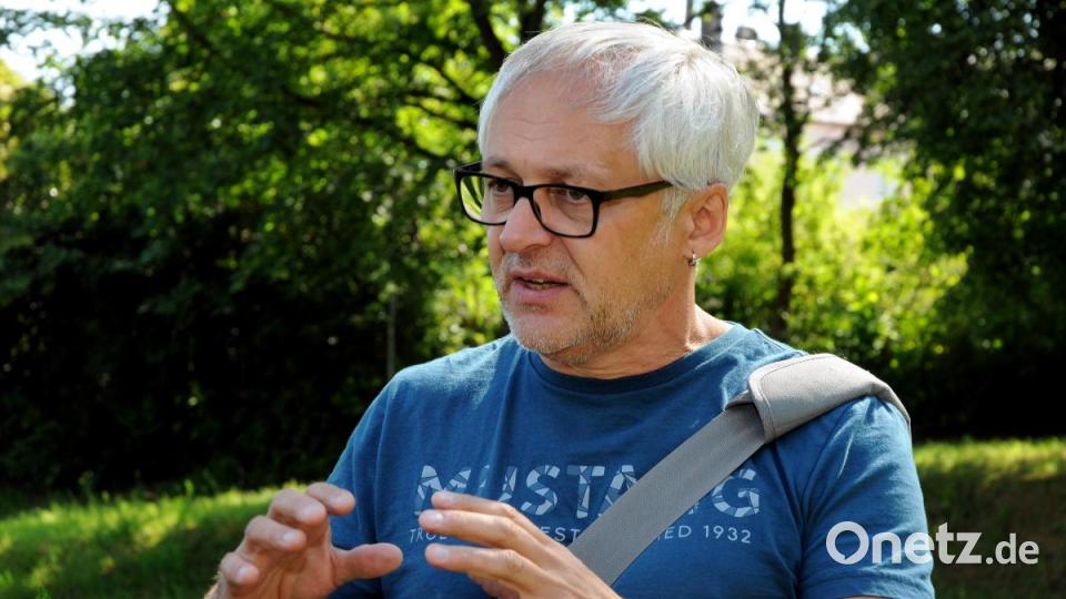 Jürgen Schmidl untersucht mit seiner Firma Bufos die Insektenpopulation im Amberger Stadtgebiet. Bild: Stephan Huber