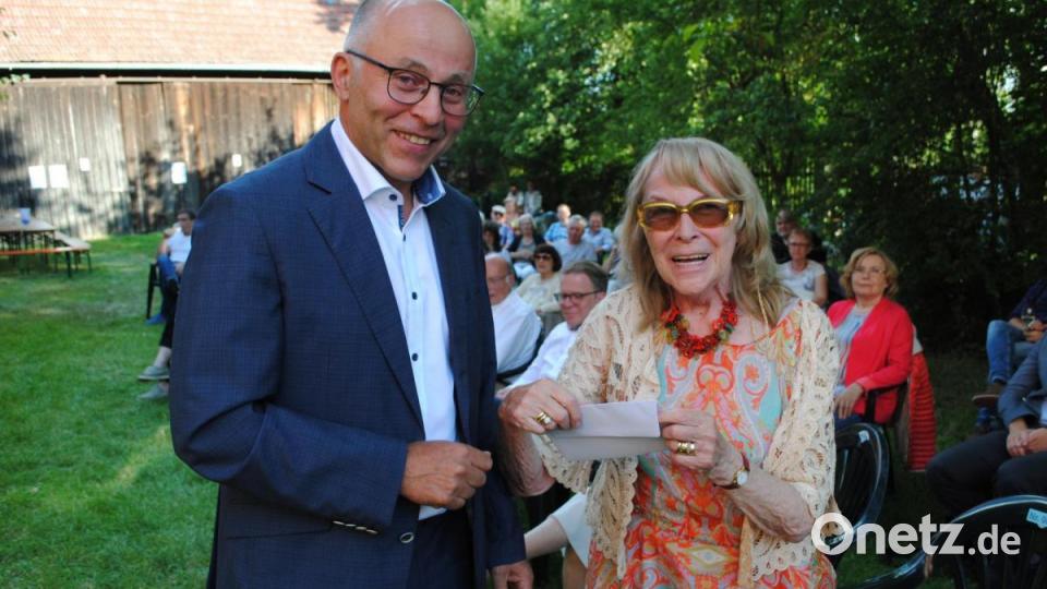 Ein &quot;Zuschuss&quot; vom Landrat, überreicht von dessen Stellvertreter Albert Nickl Bild: gge