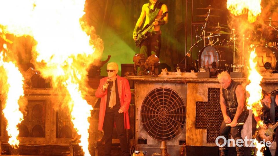 In Wacken ist alles möglich: Heino und Rammstein. Bild: Carsten Rehder/dpa