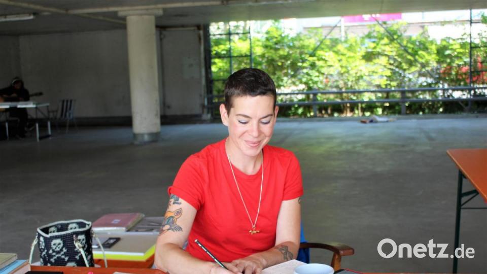 Ausgeglichen wie ihre Kunst: Claudia Dobner beginnt zeichnerisch den Prozess, um Ausgewogenes zu erschaffen. &quot;Der Anfang ist im Jetzt&quot;, sagt sie. Bild: Williamson, Dagmar
