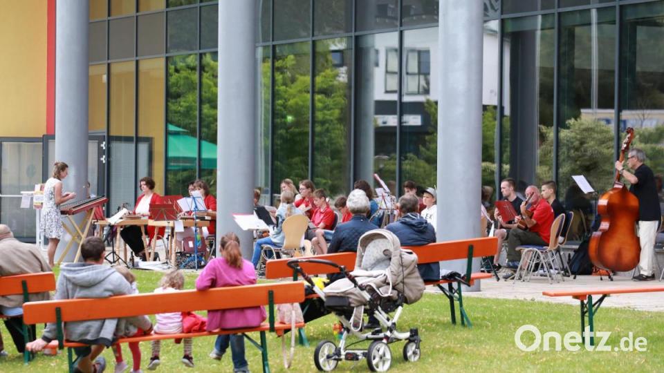 Über 100 Gäste lauschten den Saiten-Klänge im Stadtpark bei dem spontanen Konzert des Erbendorfer Zitherclubs. Bild: JOCHEN NEUMANN 
ERBENDORF