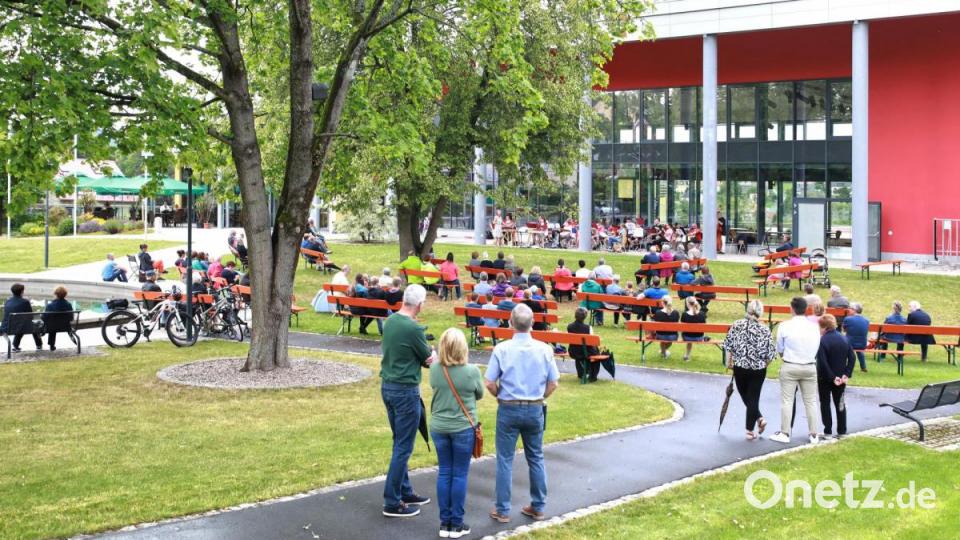 Über den halben Stadtpark waren die Zuhörer verteilt. Bild: JOCHEN NEUMANN 
ERBENDORF