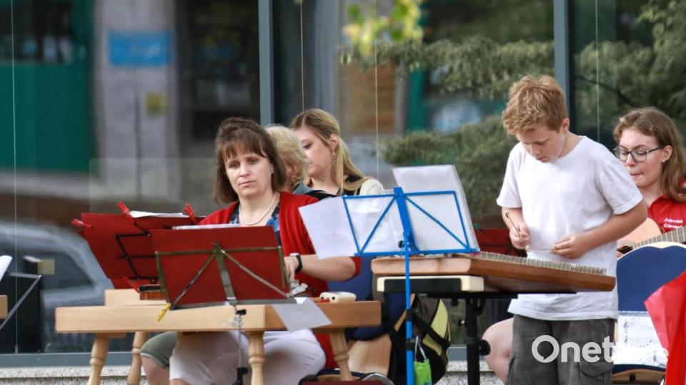 Zither und Hackbrett: Vorsitzende Heidi Banzer (links) musizierte mit ihrem Sohn Leon. Bild: JOCHEN NEUMANN 
ERBENDORF