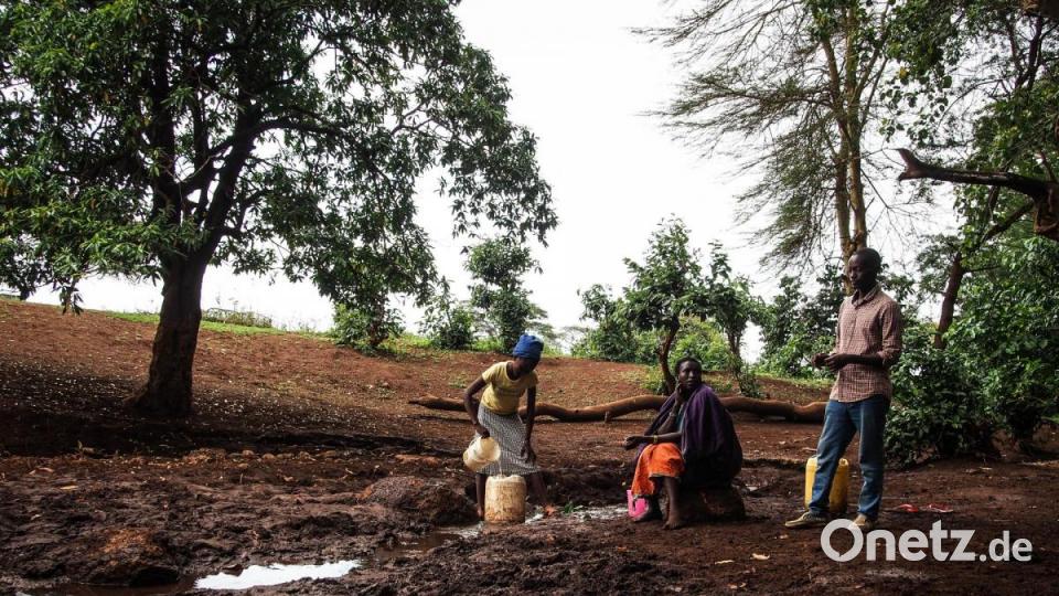 Die Massai im Süden Kenias an einer verunreinigten Wasserstelle. Bild: Hydro Solution/ exb