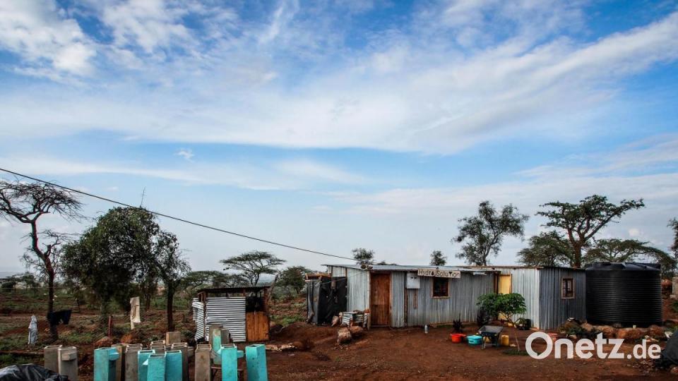 Die &quot;Zentrale&quot; - eine Wellblechhütte, vom Studentenverein auf einem Grundstück der örtlichen Partnerorganisation &quot;YISOG&quot; im Süden Kenias. Dort ist auch die Produktionssätte für die Wasserfilter (türkise Betonquader, links). Bild: Hydro Solution/ exb