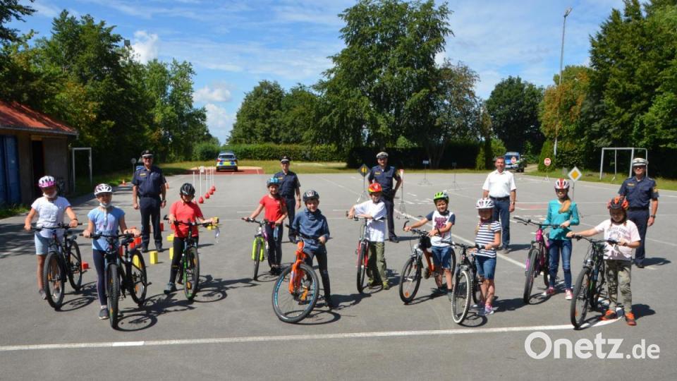 Gleich zu Beginn der Ferien dürfen die Viertklasskinder einen Crash-Kurs in der Fahrradausbildung mit der Polizei belegen. Vom Verein &quot;Bürger und Polizei - Partner für Sicherheit&quot; gibt es einen Eis-Gutschein obendrauf. Bild: dob