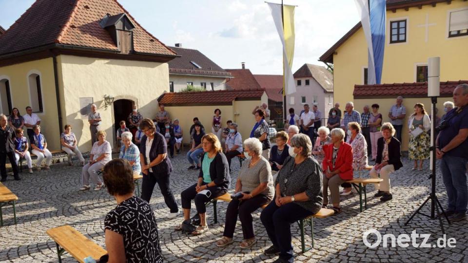 Nach dem Gottesdienst waren für die Gläubigen Bänke auf dem Kirchplatz aufgestellt. Bild: bkr