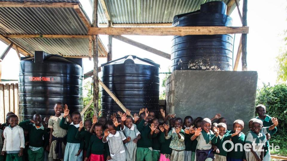 Kinder an der Empiron Primary School im Süden Kenias. &quot;Hydro Solution&quot; installierte dort einen ihrer Wasserfilter. Bild: Hydro Solution/ exb