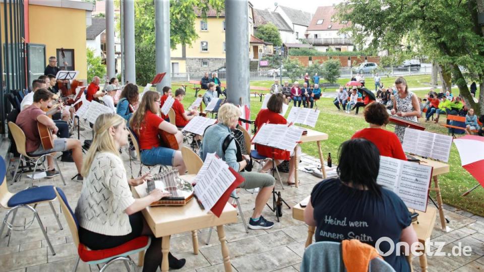 Über 100 Gäste lauschten den Saiten-Klänge im Stadtpark bei dem spontanen Konzert des Erbendorfer Zitherclubs. Bild: JOCHEN NEUMANN 
ERBENDORF
