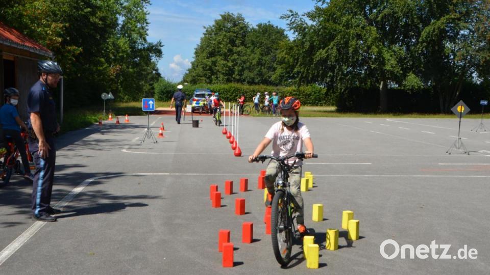 Bei einem Geschicklichkeitsparcours dürfen sich die Kinder beweisen. Bild: dob