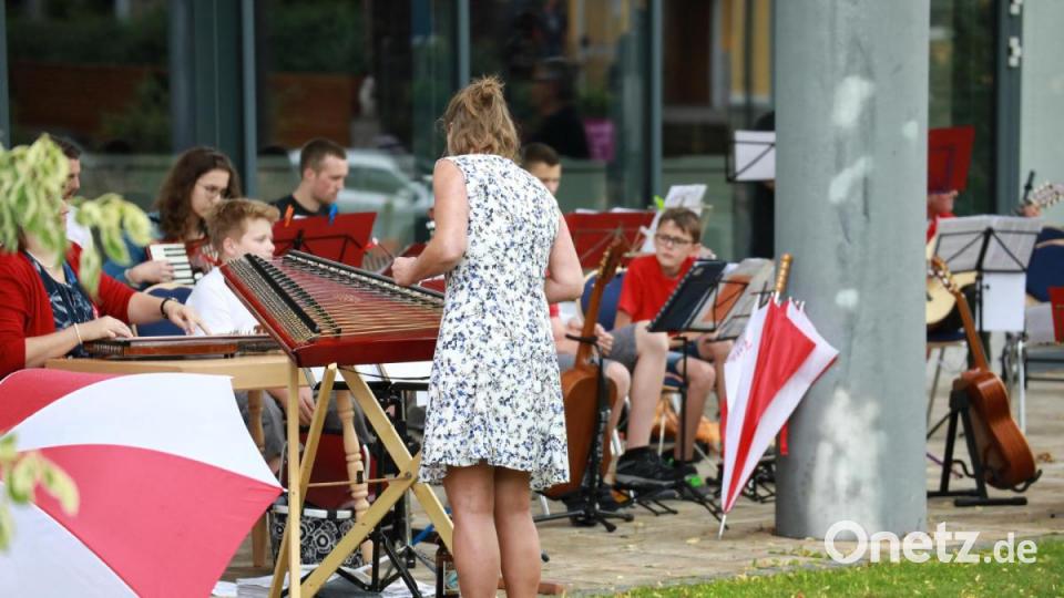 Dass das Hackbrett auch barfuß gespielt werden kann, bewies die musikalische Leiterin Veronika Hille. Bild: JOCHEN NEUMANN 
ERBENDORF