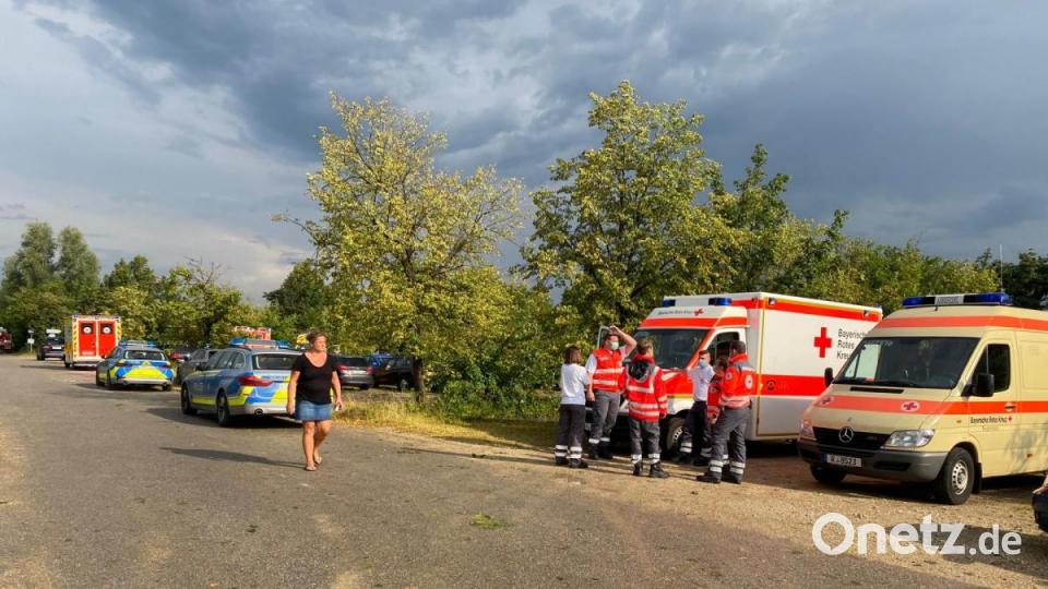 Unwetter zieht über die Landkreise Regensburg und Cham. Am Roither Weiher bei Neutraubling stürzen mehrere Bäume um. Bild: Alexander Auer