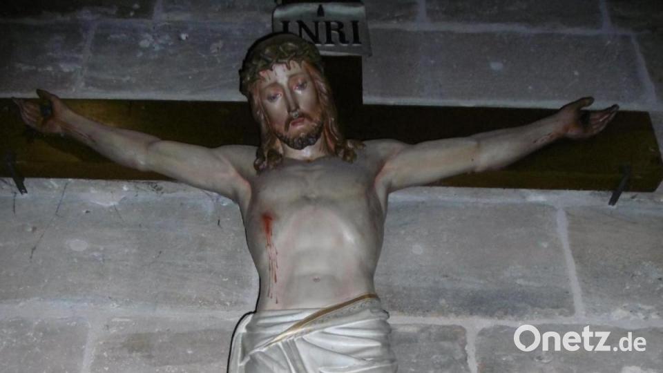 In der Pfarrkirche St. Jakobus hängt in der Turmkapelle das von Johann Baptist Weigl gestiftete Kreuz. Bild: mma