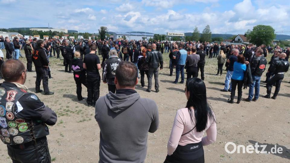 Aufmarsch zur Demonstration auf dem Neuen Festplatz. Bild: Kunz