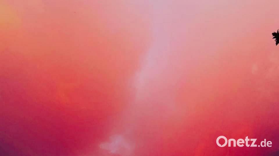 Das Abendrot lockte viele Beobachter und Fotografen vor die Tür. Bild: Pi Ba/exb