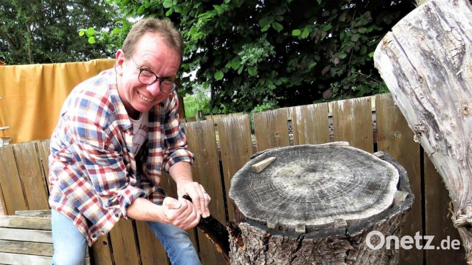 Mit Holzkeilen hilft Wolfgang Horn dem Baumstamm, sich von seiner Rinde zu befreien. Sobald sich diese löst, muss sie entfernt werden. Bild: ubb