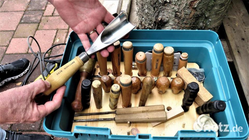 Eine Kiste mit Werkzeug: Mehr benötigt Wolfgang Horn nicht für seine Arbeiten. Aber: „Mit Billigwerkzeug hat keiner lang Freude“, rät der Skulpturenbauer aus langjähriger Erfahrung. Bild: ubb
