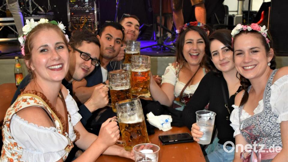 Feiern in feschem Dirndl entfällt heuer. Archivbild: rgr