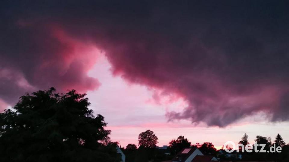 Das Abendrot lockte viele Beobachter und Fotografen vor die Tür. Bild: Johannes Gollwitzer/exb