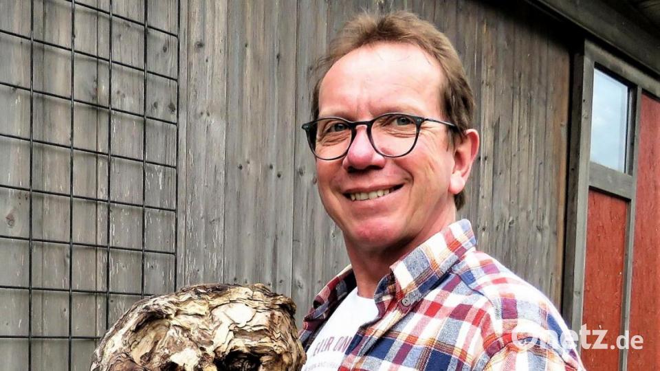 Es geht auch kleiner: Wolfgang Horn nimmt auf seinen Spaziergängen oftmals kleine skurrile Baumstammabschnitte oder Wurzeln mit nach Haus, für spätere Kunstwerke. Bild: ubb