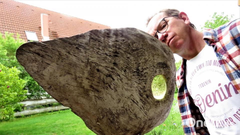 Eine Holzscheibe, fein geschliffen, und ein Glaseinsatz: Schon ist ein Hingucker für den Garten fertig. Und die Freunde werden staunen. Bild: ubb