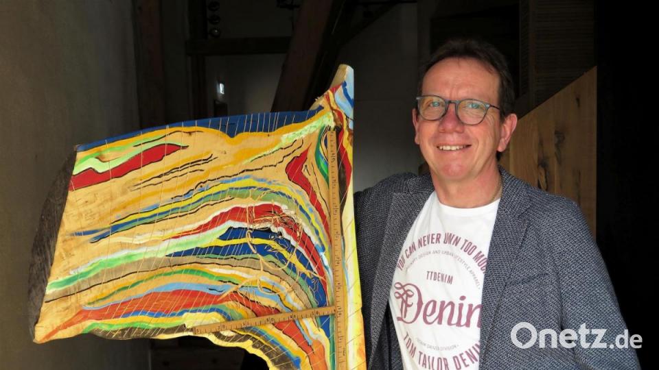 Wolfgang Horn mit seinem „Selbstporträt“. Das Werk kann im „Kunsthaus“ in Waldsassen besichtigt werden. Derzeit ist es allerdings wegen der Coronakrise geschlossen. Bild: ubb