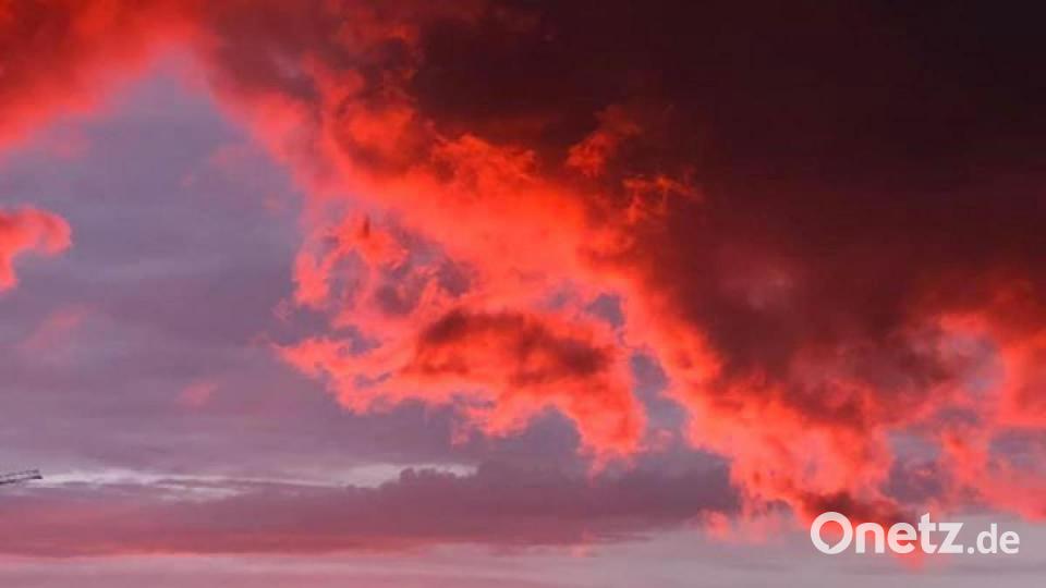 Das Abendrot lockte viele Beobachter und Fotografen vor die Tür. Bild: Andrea Bortner/exb