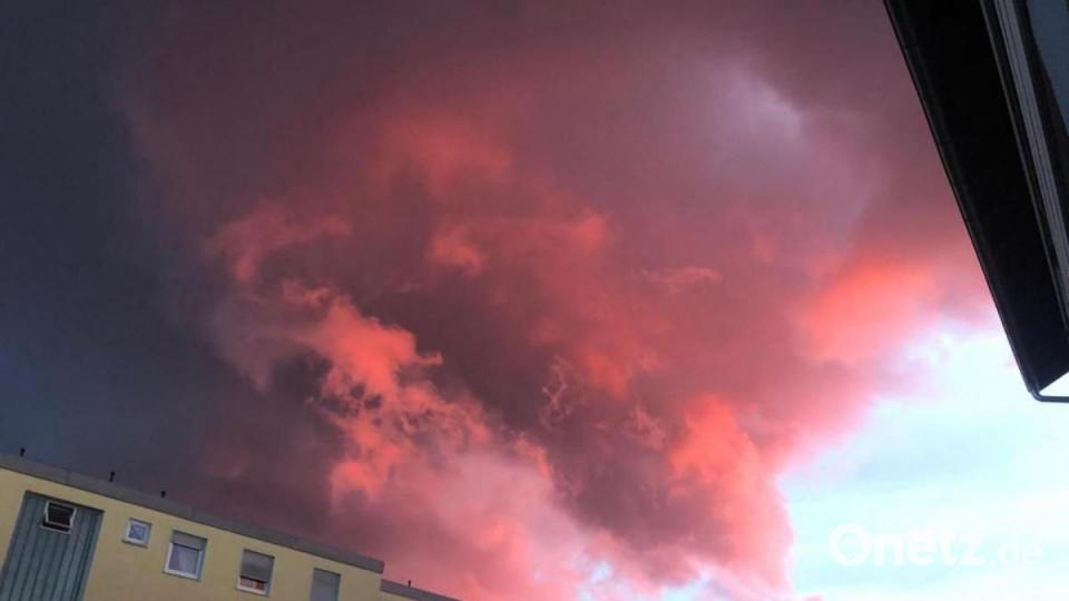 Das Abendrot lockte viele Beobachter und Fotografen vor die Tür. Bild: exb
