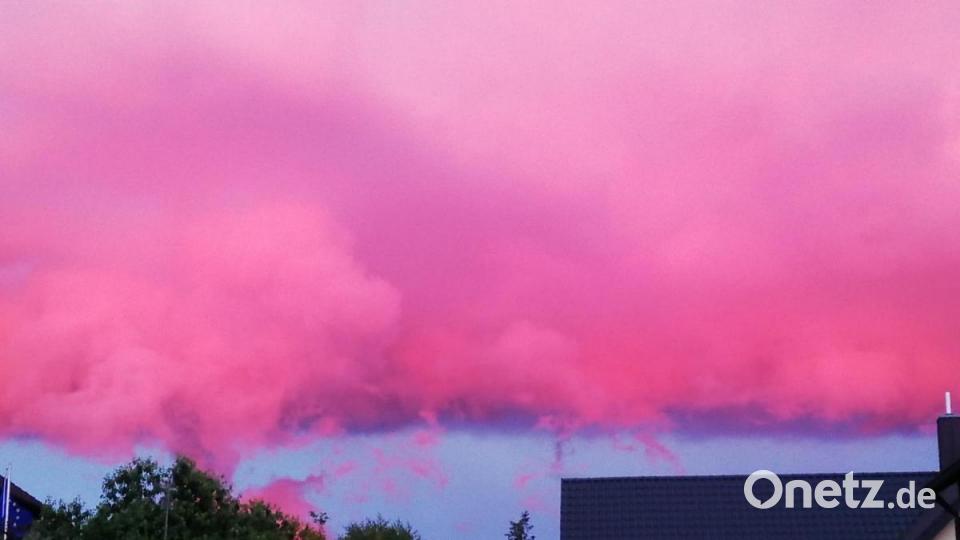 Das Abendrot lockte viele Beobachter und Fotografen vor die Tür. Bild: Gisela Weigl/exb