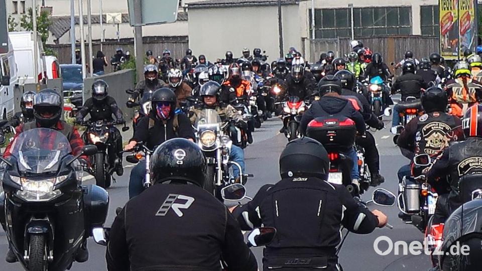 Auf mehr als 500 Motorrädern demonstrieren Biker der Oberpfalz und Franken am Samstagnachmittag gegen geplante Fahrverbote. Bild: Kunz
