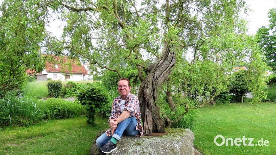Die Holzskulptur „Schöpfung Teil 4“ hat Wolfgang Horn unbehandelt belassen. Sie steht bereits viele Jahre in seinem Garten auf einem imposanten Steinblock. „Sie überdauert mich wahrscheinlich“, lacht Wolfgang Horn verschmitzt. Bild: ubb