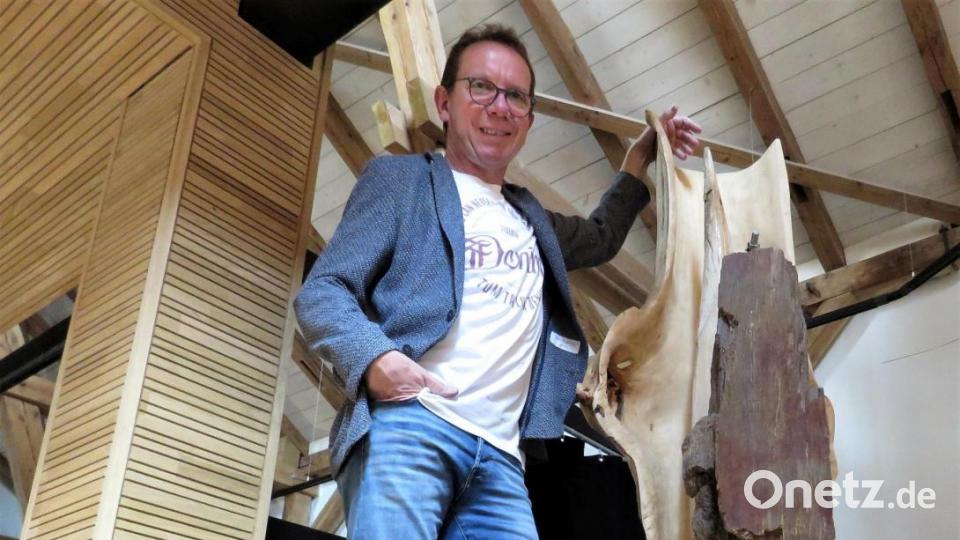 Solch große Skulpturen, wie dieser bearbeitete Holzstamm, benötigen viel Kraftaufwand. „Dafür“, so Horn, „sollte man gute Freunde oder die Möglichkeit zu Großtransporten haben.“ Bild: ubb