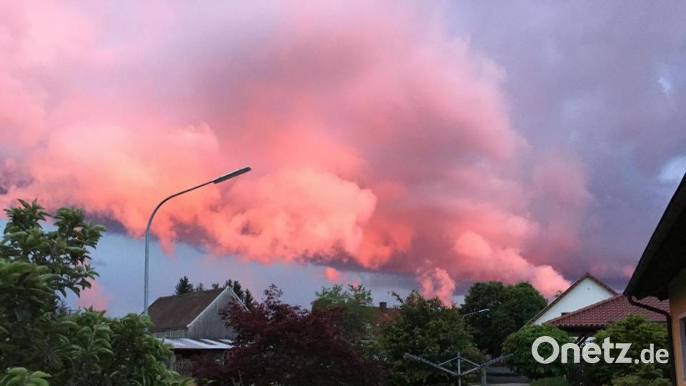Das Abendrot lockte viele Beobachter und Fotografen vor die Tür. Bild: Petra König/exb