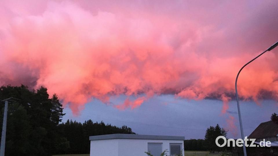 Das Abendrot lockte viele Beobachter und Fotografen vor die Tür. Bild: Petra König/exb