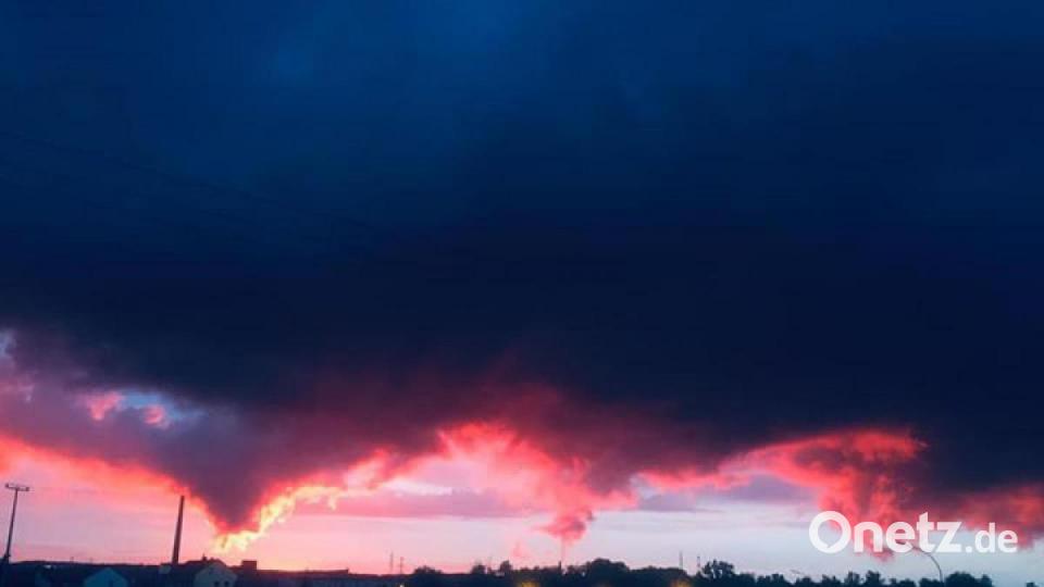 Das Abendrot lockte viele Beobachter und Fotografen vor die Tür. Bild: Cassandra Petrovskyy/exb