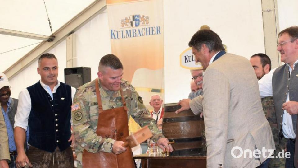 Nach dem Bieranstich des Kommandeurs war das Volksfest eröffnet. 2020 gibt es diese Kultaktion nicht. Archivbild: rgr