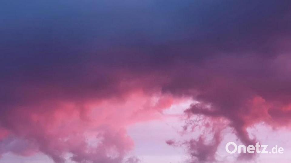 Das Abendrot lockte viele Beobachter und Fotografen vor die Tür. Bild: Nadine Mückl/exb
