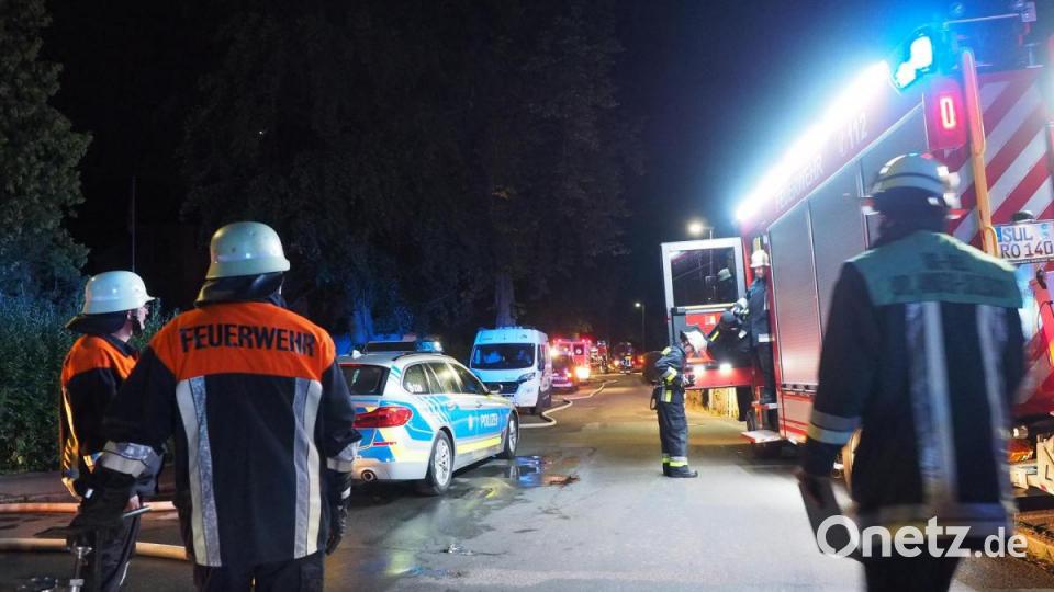 Mit einem Großaufgebot rückten die Feuerwehren aus Rosenberg, Sulzbach und Siebeneichen Mittwochnacht in die Eleonora-Walter-Straße zu einem Brand aus. Bild: Petra Hartl