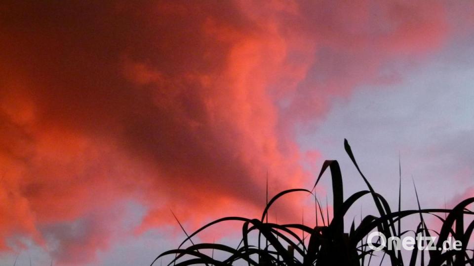 Das Abendrot lockte viele Beobachter und Fotografen vor die Tür. Bild: Peter Ertl/exb