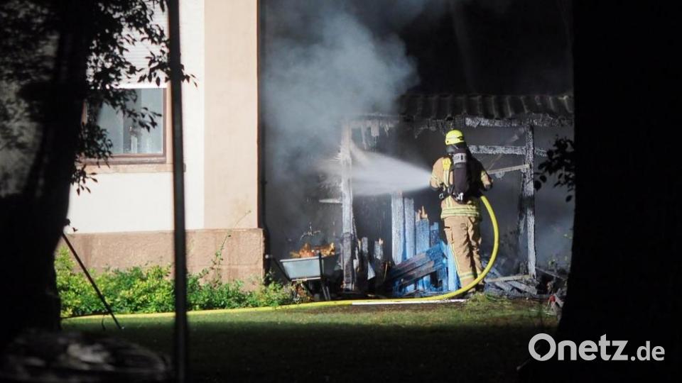 Von einer Hütte hatten die Flammen auf das Wohnhaus übergegriffen. Bild: Petra Hartl