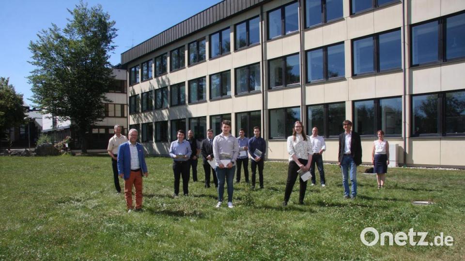Nach dem Festakt nahmen die Schüler der „Berufsschule plus“ Abschied von den Lehrern. Im Bild von links Oberstudienrat Jochen Römisch, Bürgermeister Toni Dutz, die Absolventen und (von rechts) die Schulleiter Martina Auer-Bertelshofer und Thomas Metzler. Bild: wro