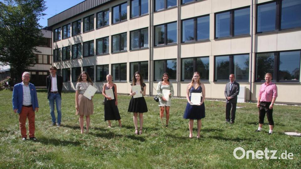 Den Preisträgern aus der Fachschule für Hotel- und Tourismusmanagement gratulierten (von links) Bürgermeister Toni Dutz, Schulleiter Thomas Metzler sowie (von rechts) André Putzlocher und Roland Biebl, Lehrer am BSZ. Bild: wro