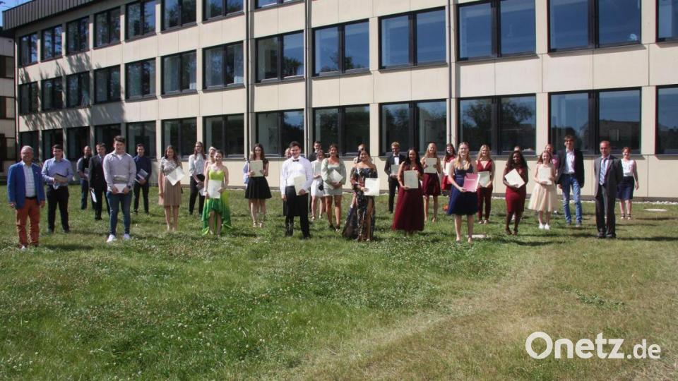 Insgesamt 32 Schüler verabschiedeten sich am Freitag. Das Bild zeigt die Absolventen der Fachschule für Hotel- und Tourismusmanagement und die der &quot;Berufsschule plus&quot;. Bild: wro