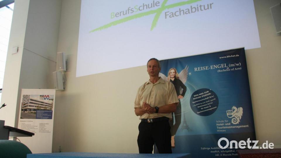 Die Absolventen der &quot;Berufsschule plus&quot; verabschiedete Oberstudienrat Jochen Römisch. Bild: wro