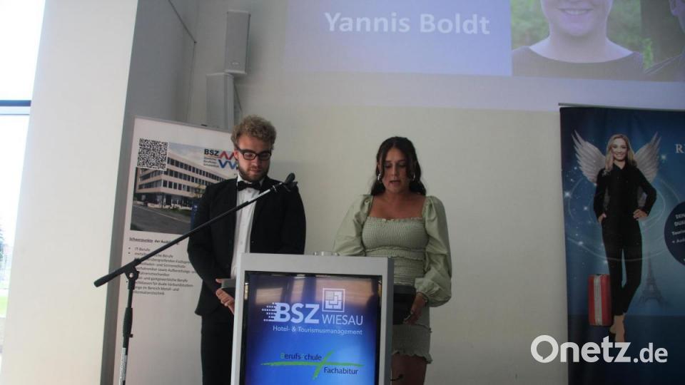 Für die Absolventen sprachen Yannik Boldt und Melanie Weismeier (von links) von der Fachschule für Hotel- und Tourismusmanagement. Bild: wro