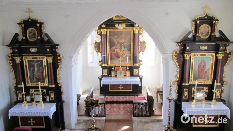 Die drei Altäre in der Friedhofskirche St. Stephanus. Bild: is
